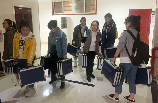 工程技术学院上自习的学生一起参与搬迁
