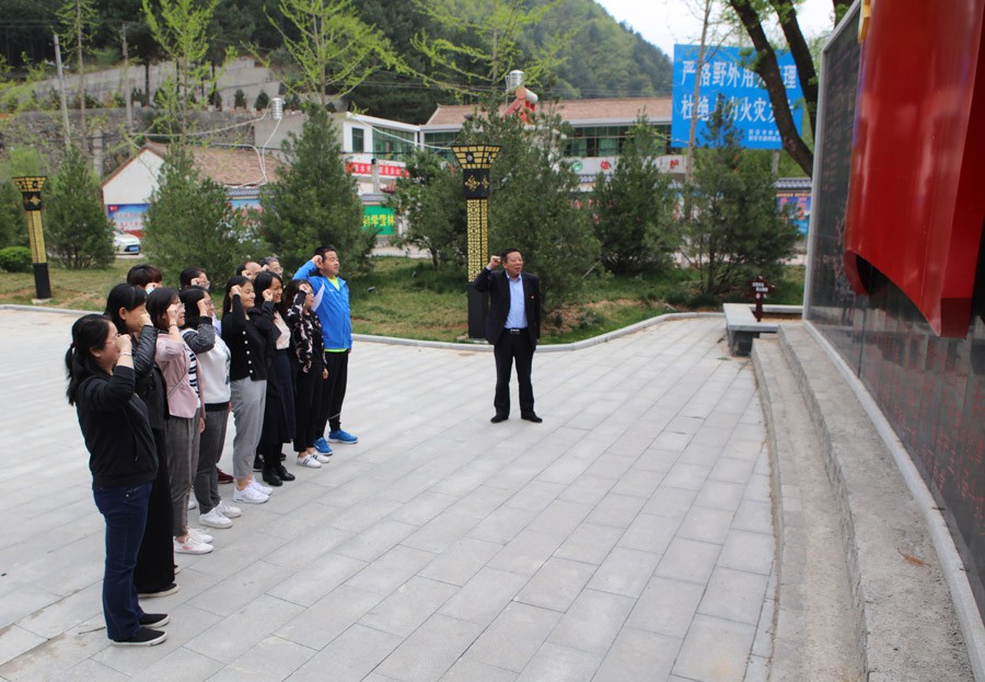支部书记支侃买同志带领全体党员重温了入党誓词