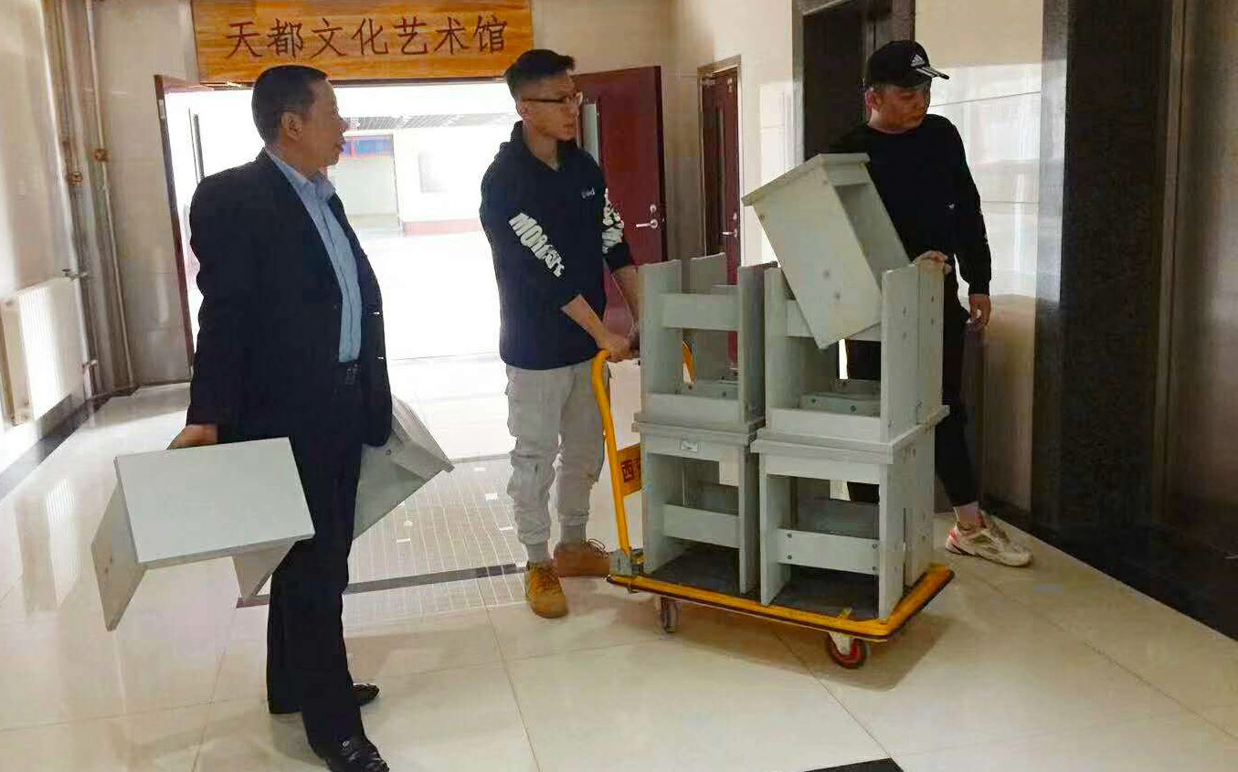 我们工程技术学院各极领导与老师们亲自参与搬迁